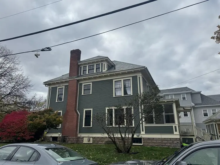 Spring Sem!Room on a Pearl St house