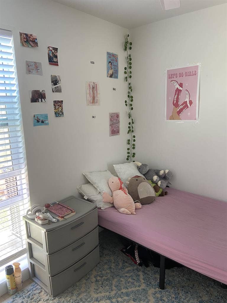 LOOKING FOR A GIRL TO SUBLEASE!