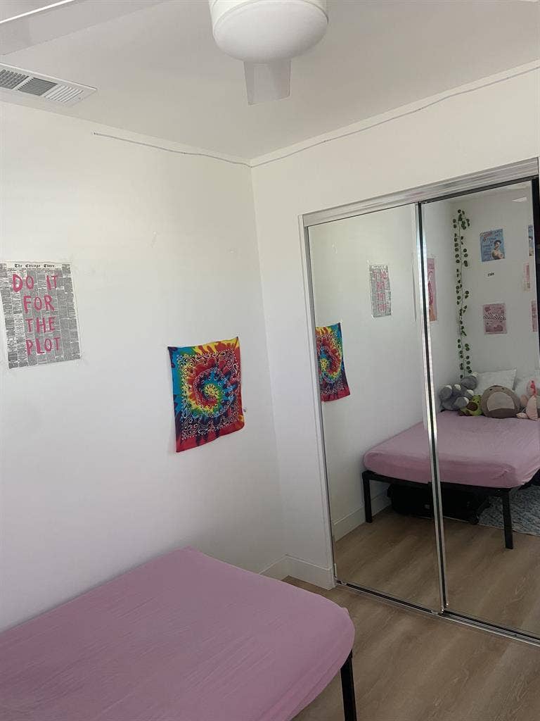 LOOKING FOR A GIRL TO SUBLEASE!