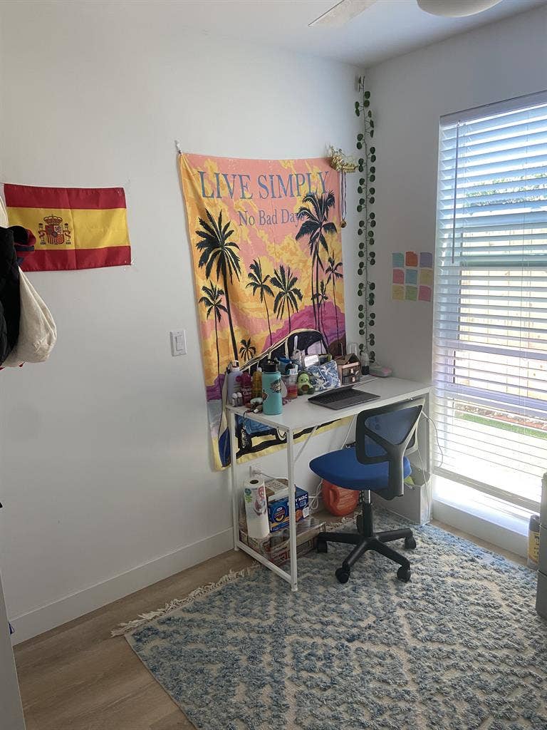 LOOKING FOR A GIRL TO SUBLEASE!