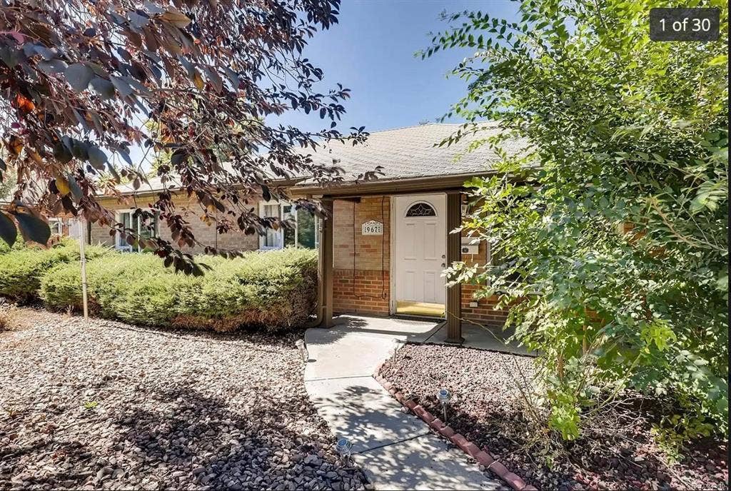 Room w/bathroom attached in Aurora