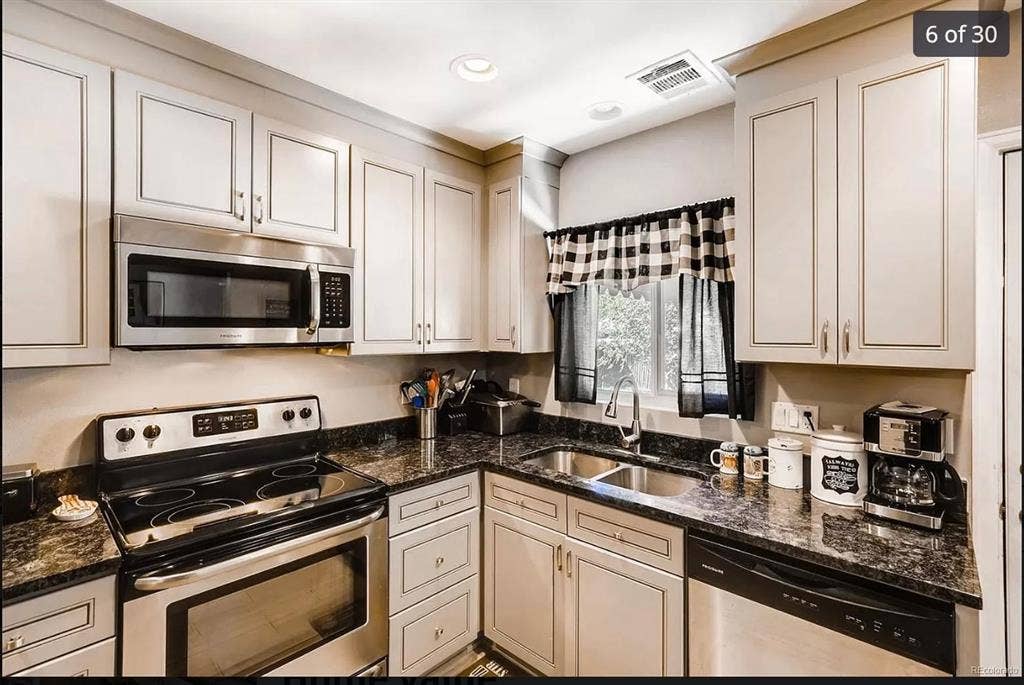 Room w/bathroom attached in Aurora