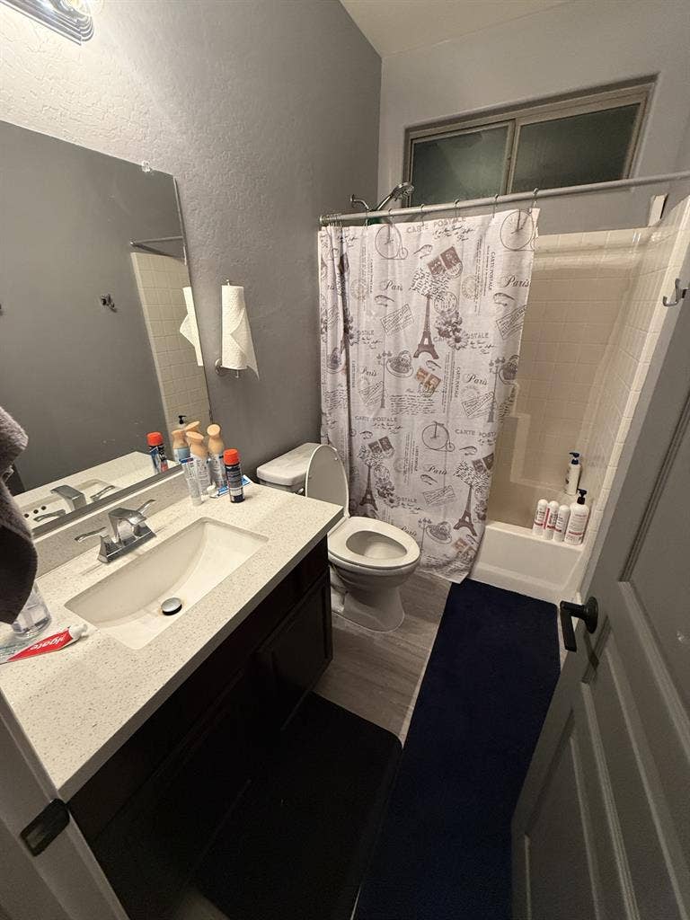 Looking for a male roommate