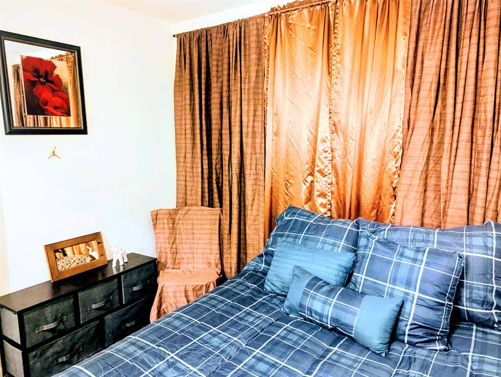 Seeking Professional Male Roommate