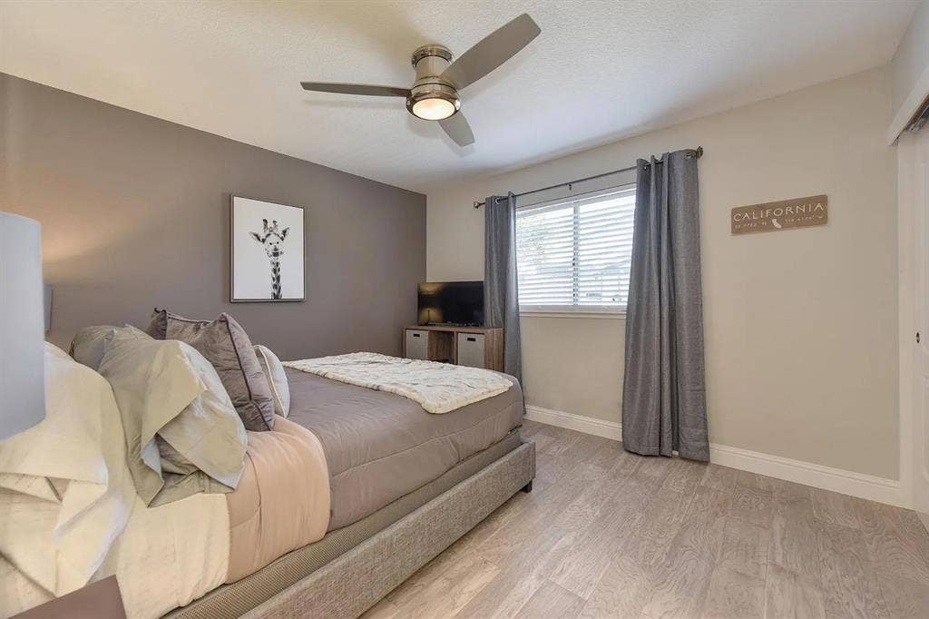 Spacious private room in Foothill