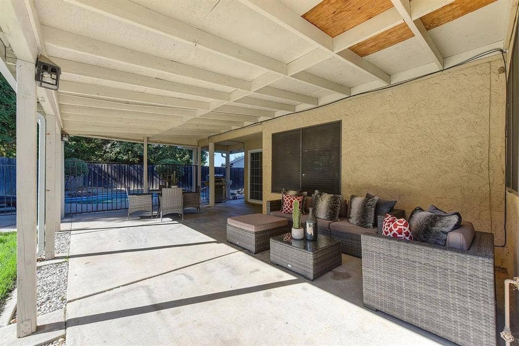 Spacious private room in Foothill