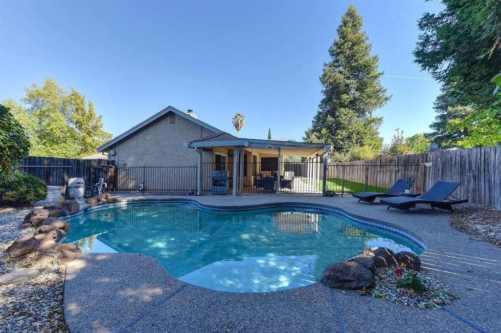 Spacious private room in Foothill