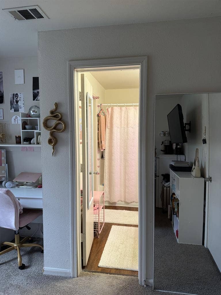 Looking for a subleaser!