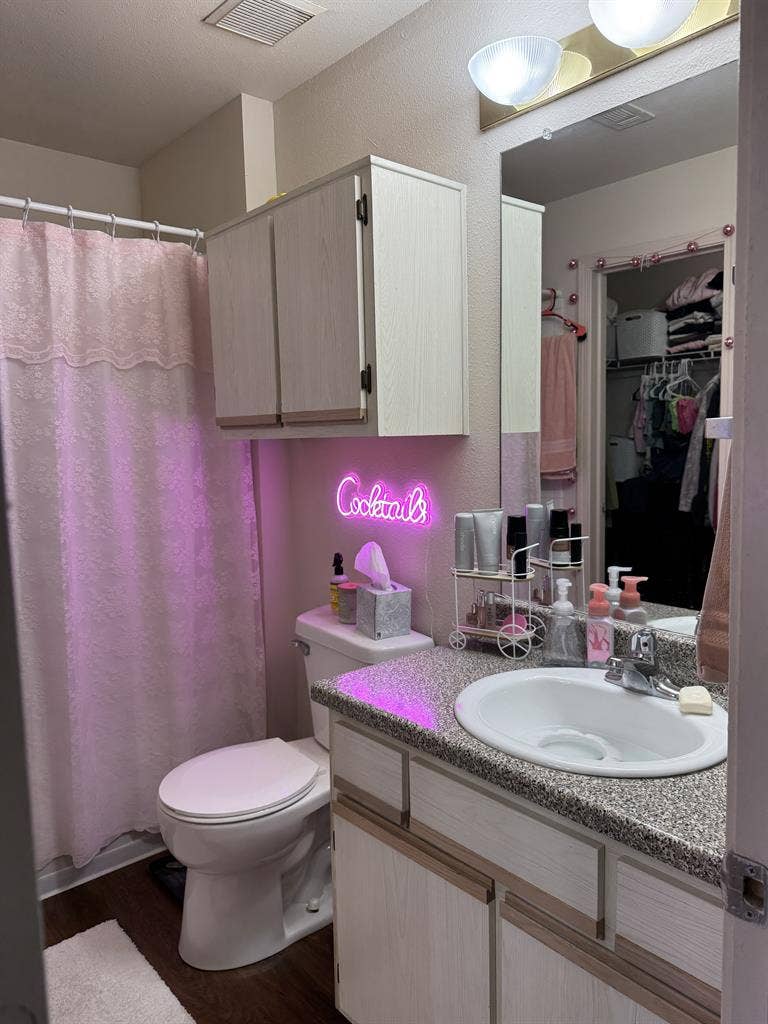 Looking for a subleaser!