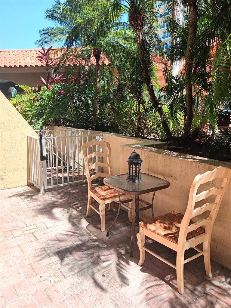 Room for rent/ roommate wanted