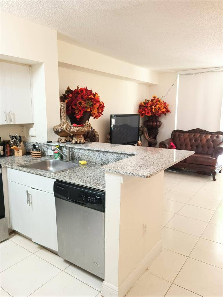 Room for rent/ roommate wanted