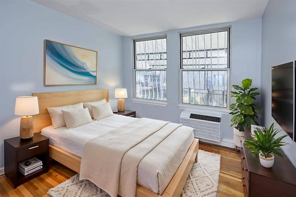 Clean queens sized room for rent