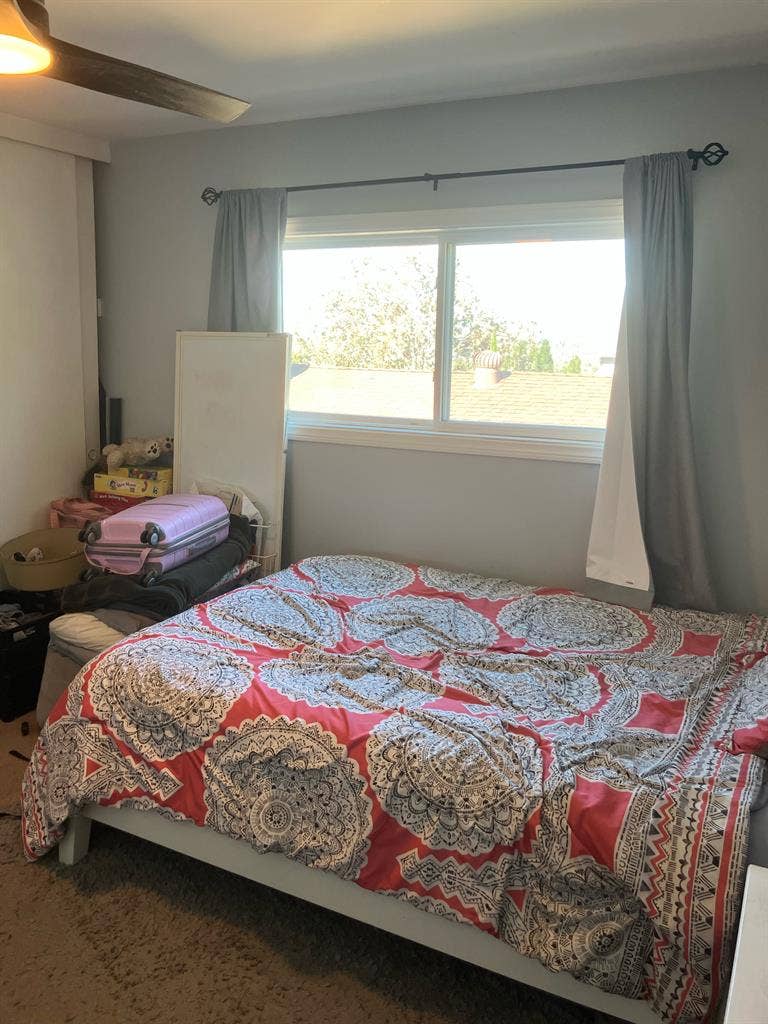 Private Room + Bath – Del Cerro