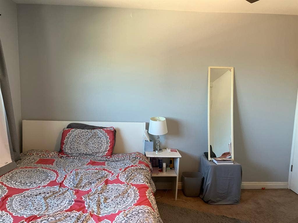 Private Room + Bath – Del Cerro