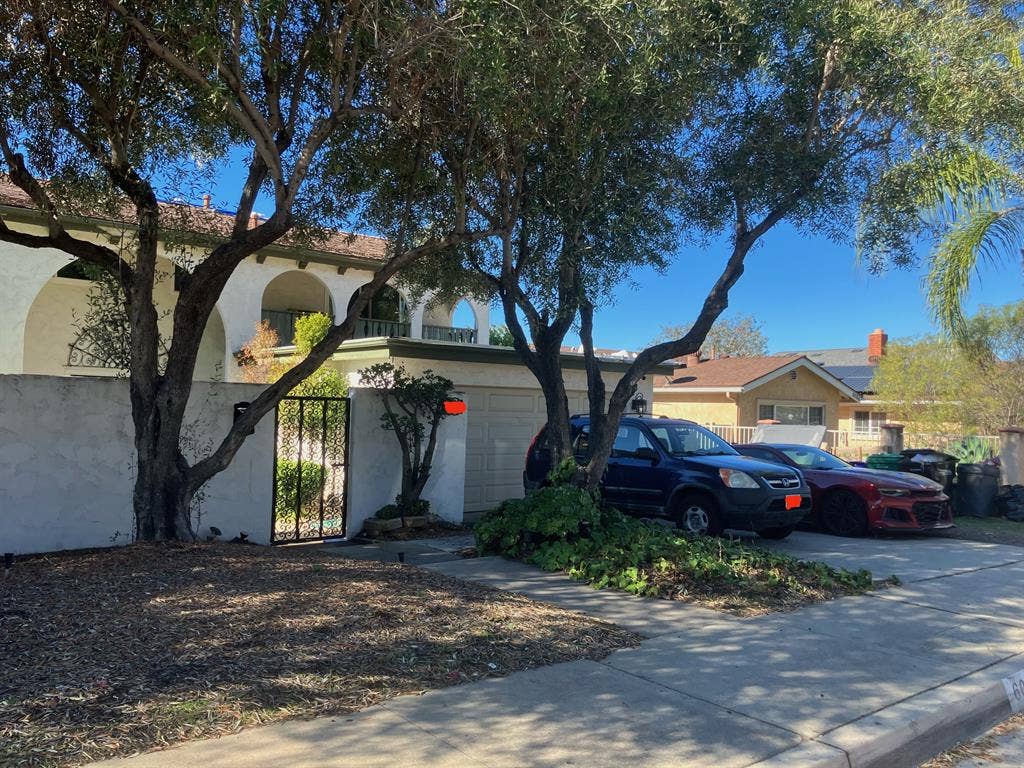 Private Room + Bath – Del Cerro