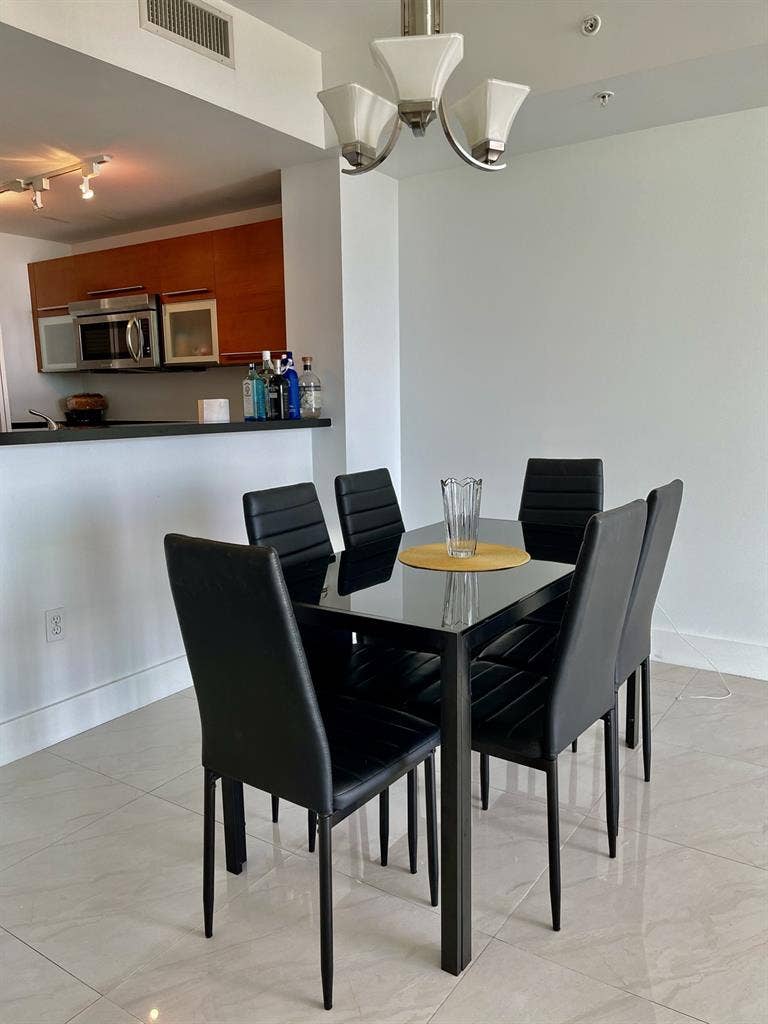 📍 Room for Rent in Miami!