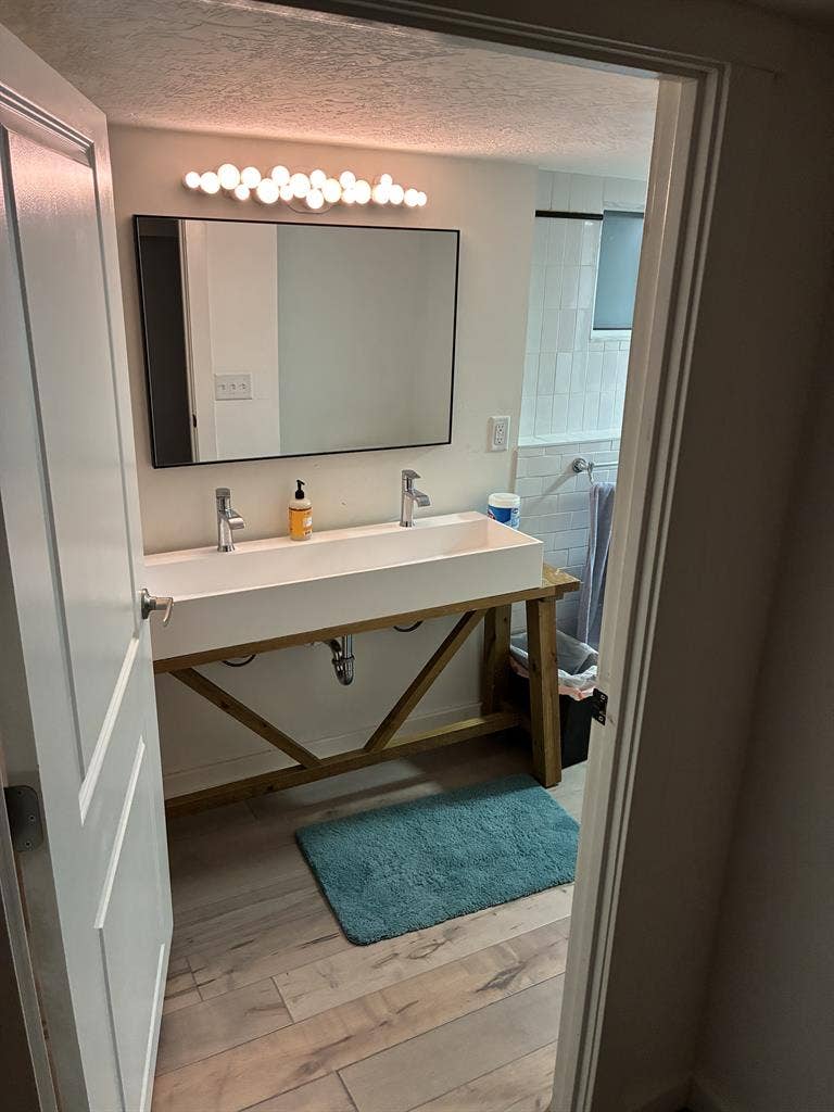 Room for rent in great 4 bedroom.