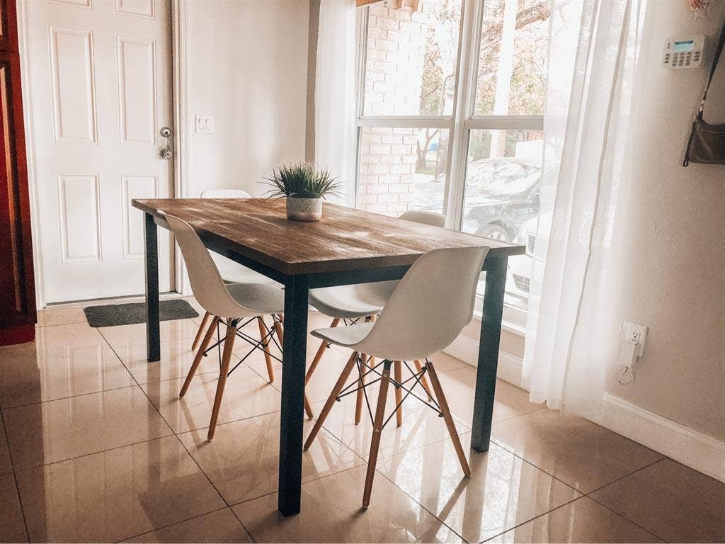 Spacious private room w/ bath