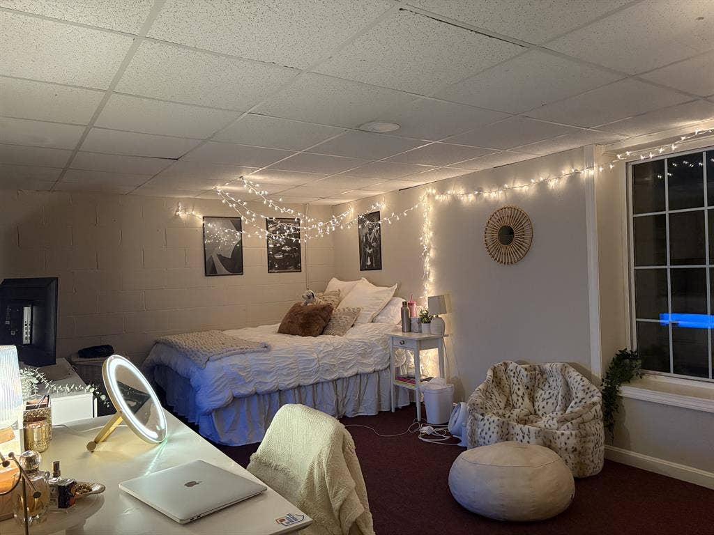 Looking for female sublet!