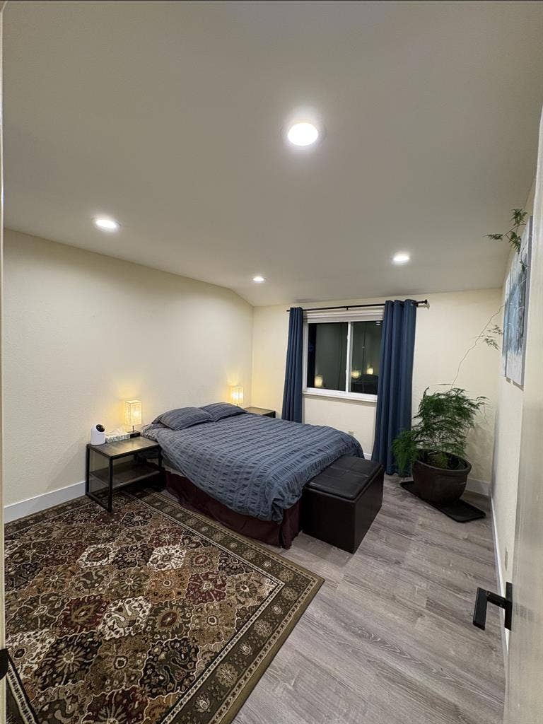 Two Rooms Available Oak Hills