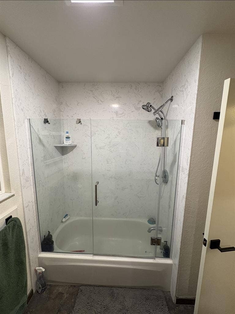 Two Rooms Available Oak Hills