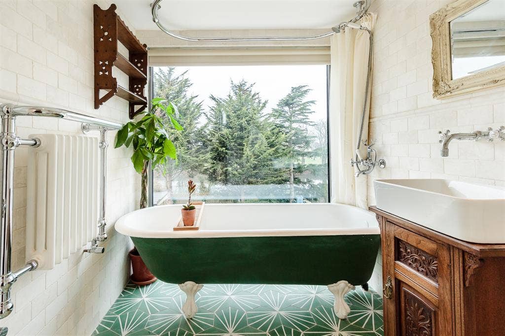 Large Double on Elizabeth Line