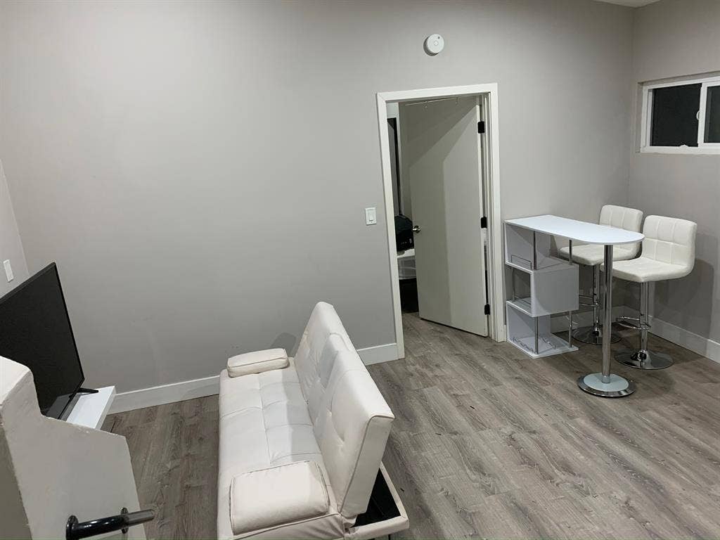 Dog-friendly master bed/bath