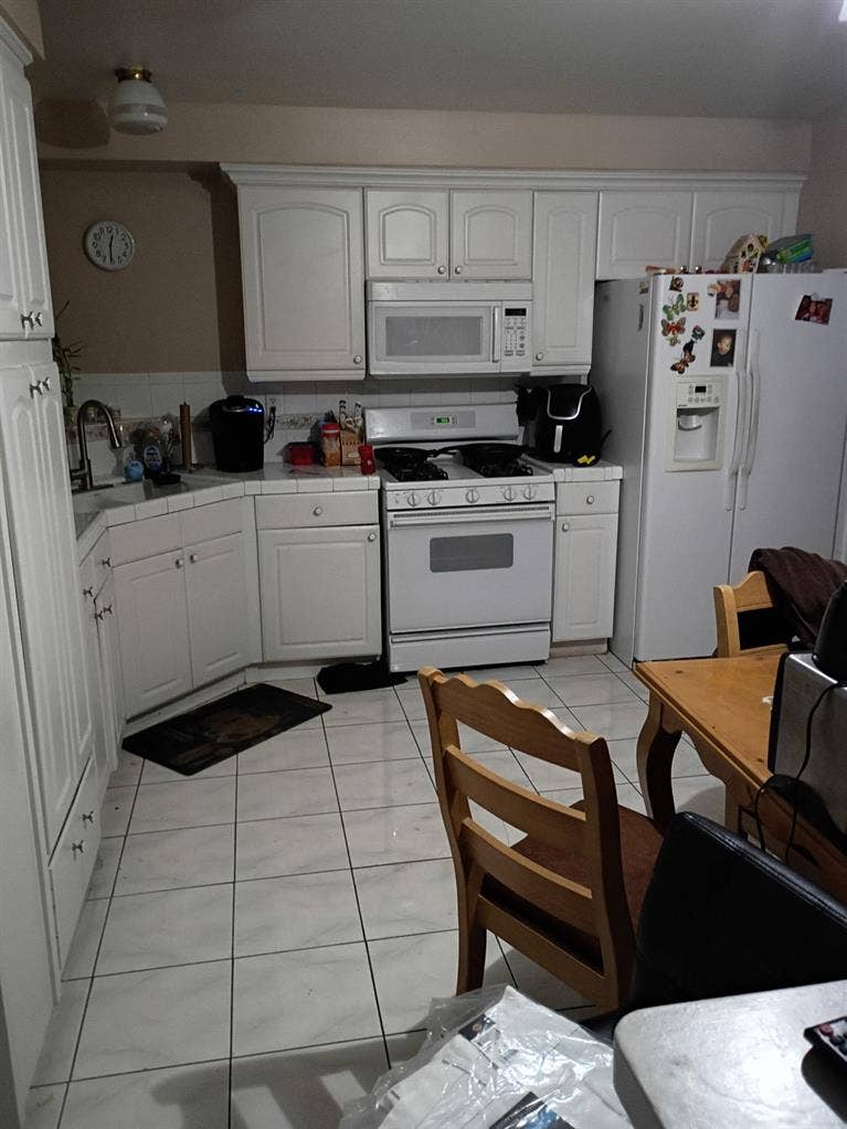 Female roommate wanted