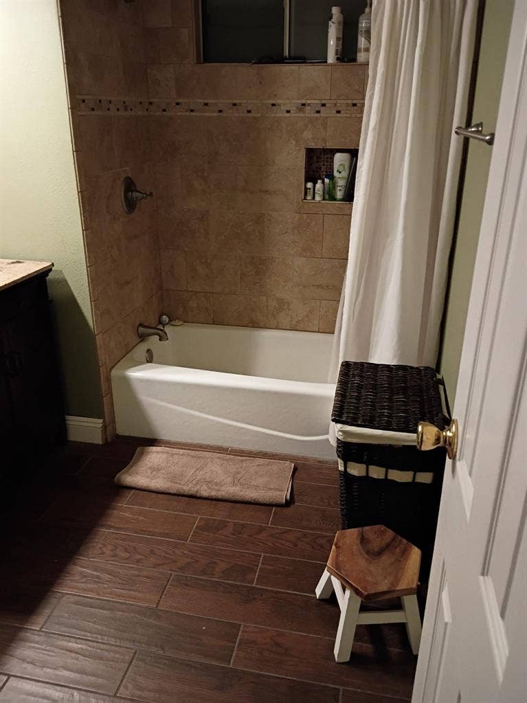 Female roommate wanted