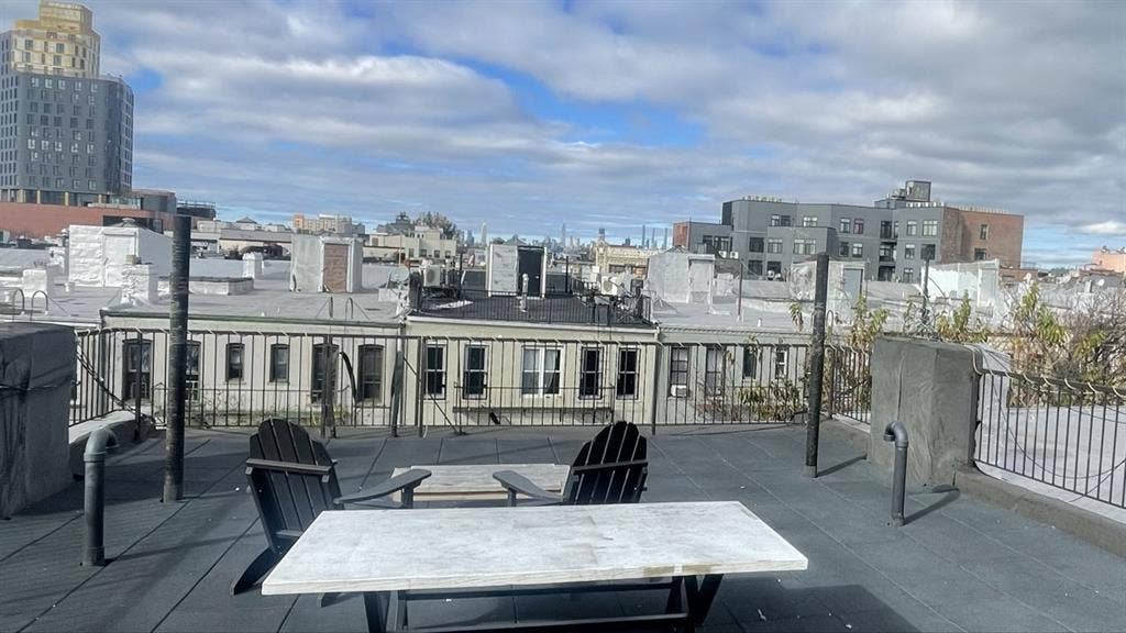 Room w/amenities - Ridgewood