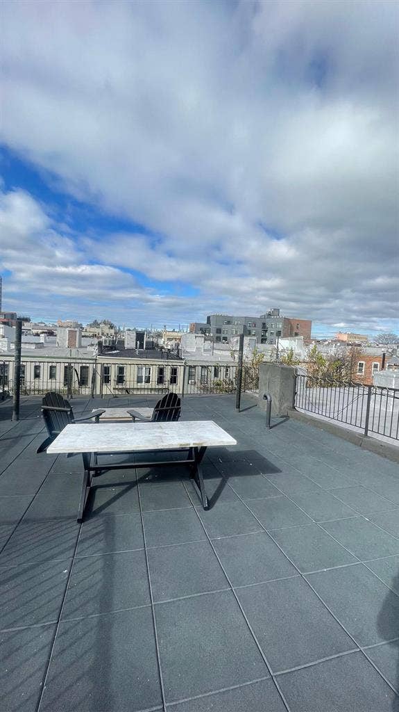 Room w/amenities - Ridgewood