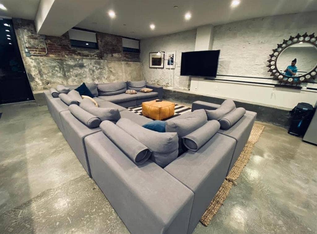 Room w/amenities - Ridgewood