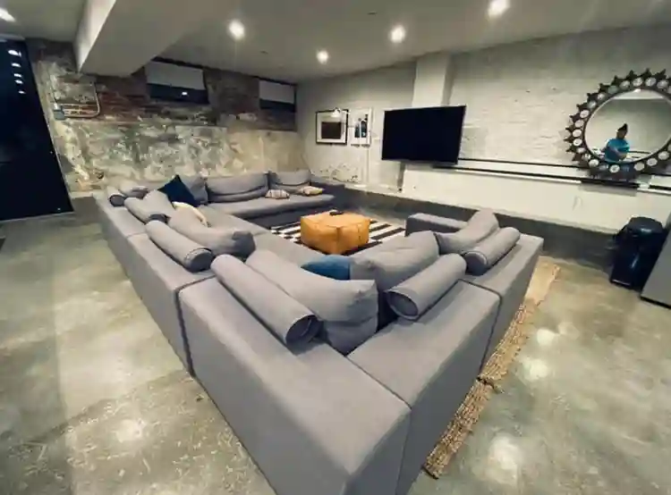 Room w/amenities - Ridgewood