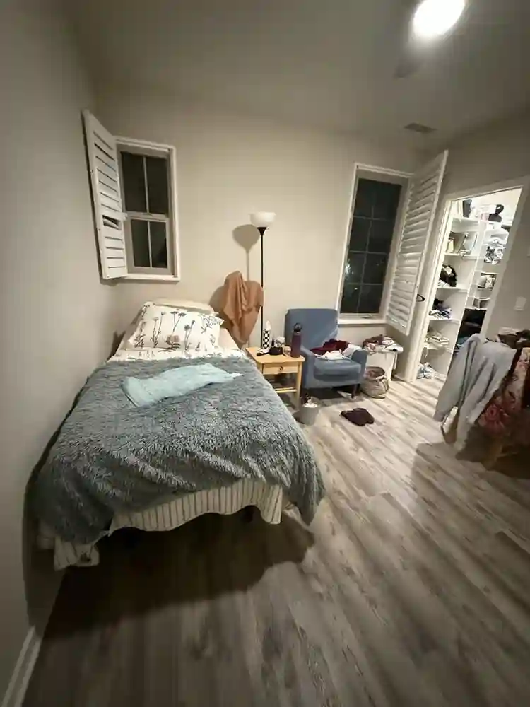 Female housemate needed