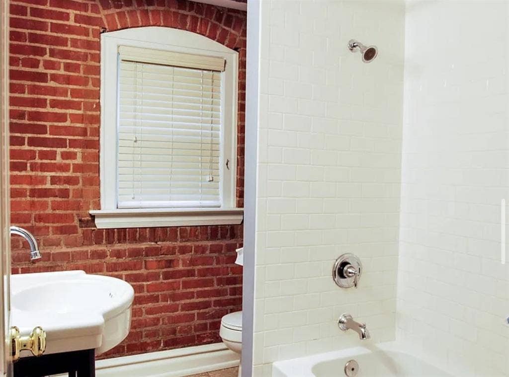 Looking for a
roomate!