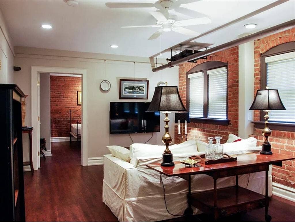 Looking for a
 roomate!