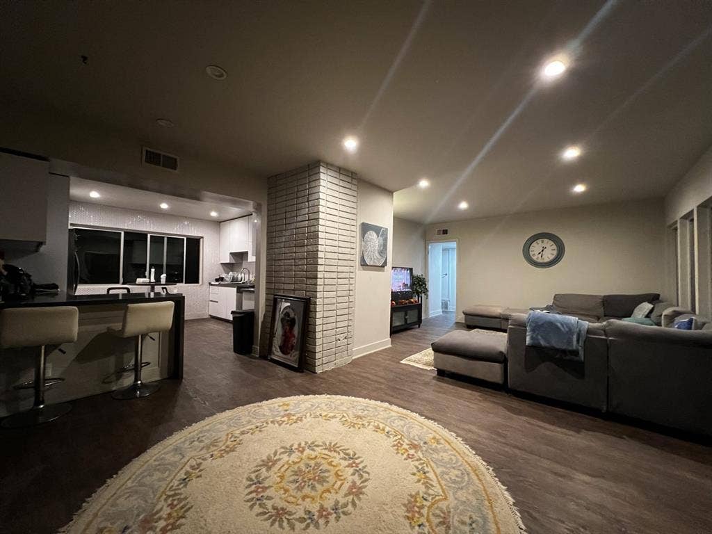 Sublet private room in Brentwood