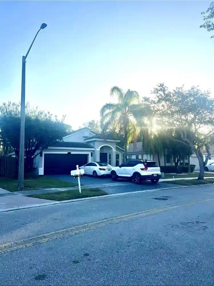 Room/prv bath/rm in Pembroke Pines