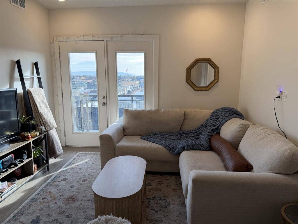 Looking for a roommate!