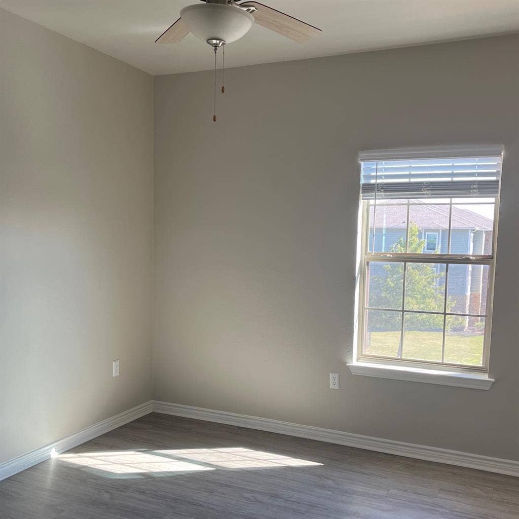 Need Roommate ( bath)