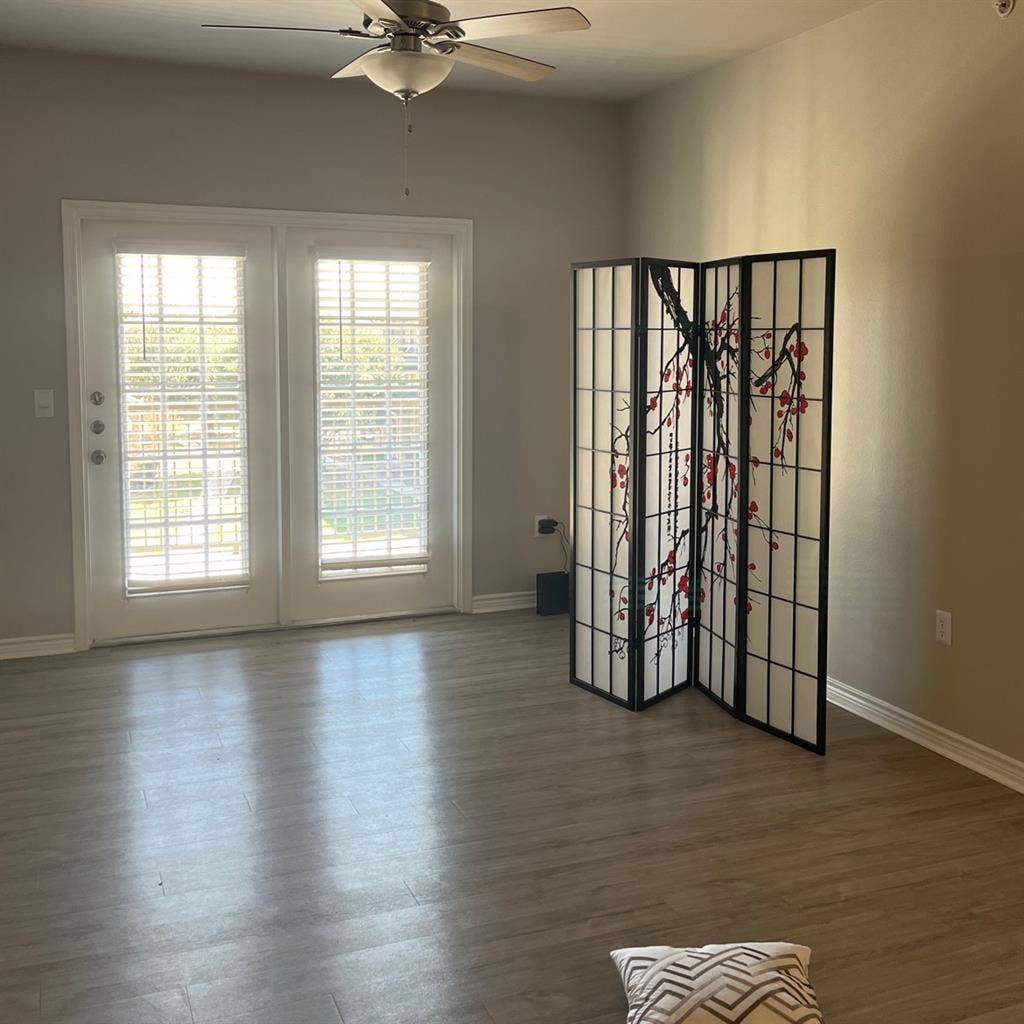 Need Roommate ( bath)