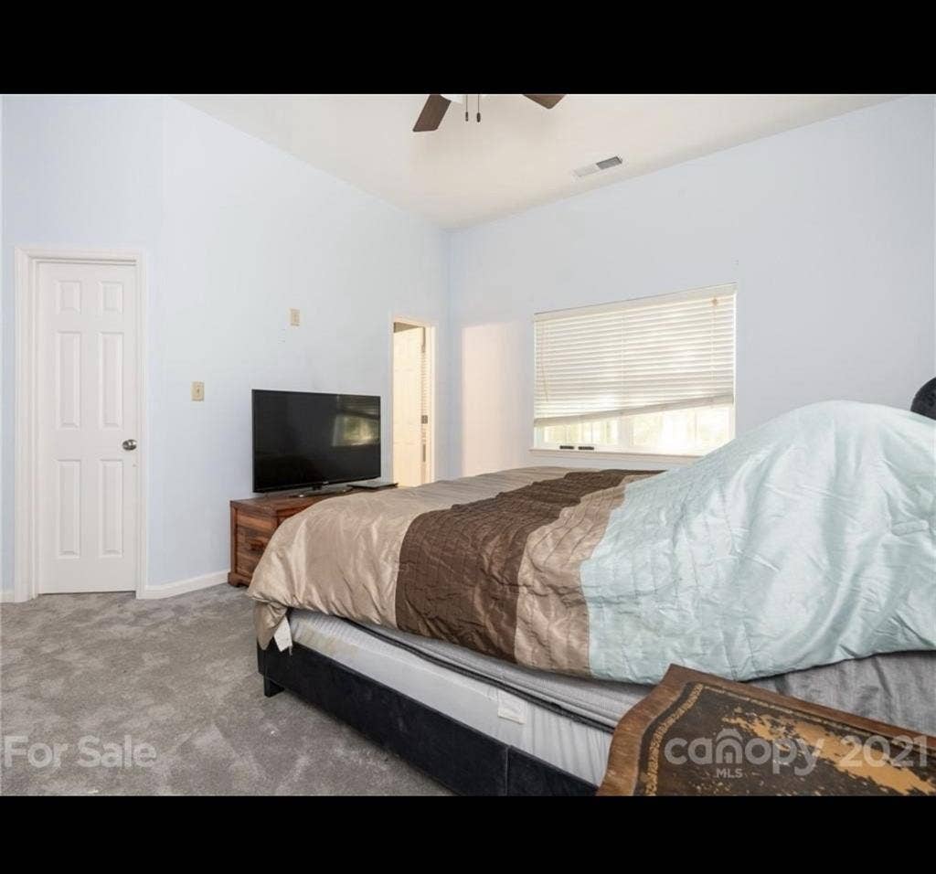 Master bedroom w private bathroom