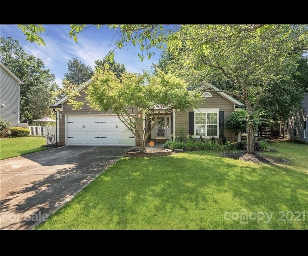 Master bedroom w private bathroom
