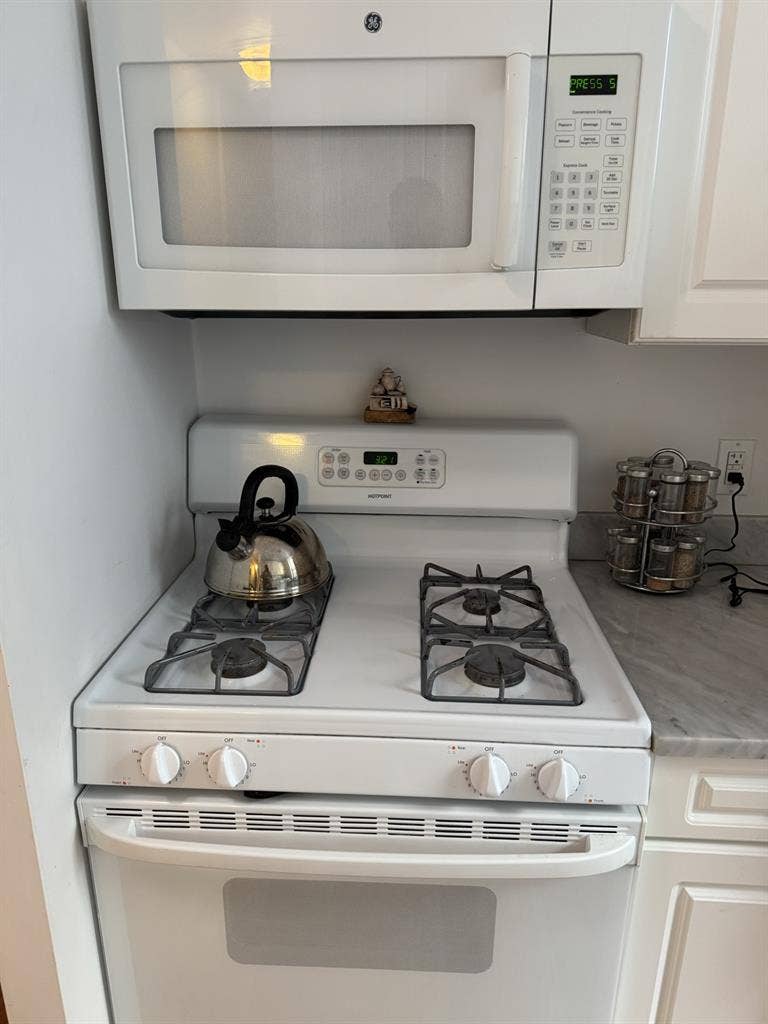 Room in 3 bedroom furnished walk up