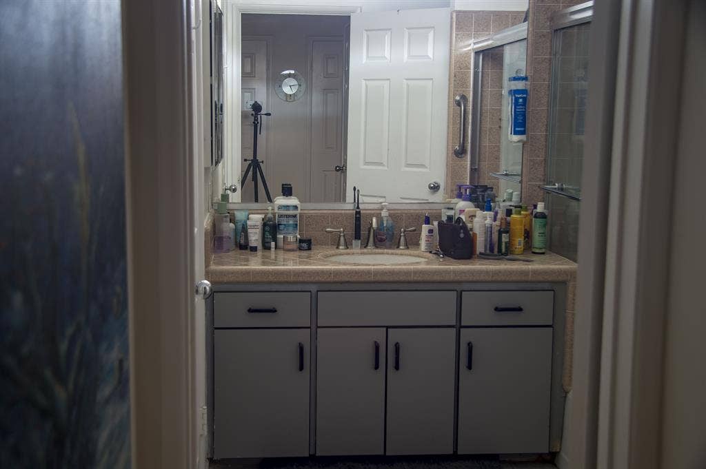 Prime Furnished Room in Encino