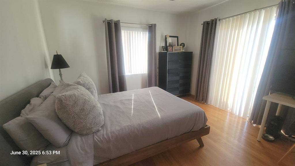 Prime Furnished Room in Encino