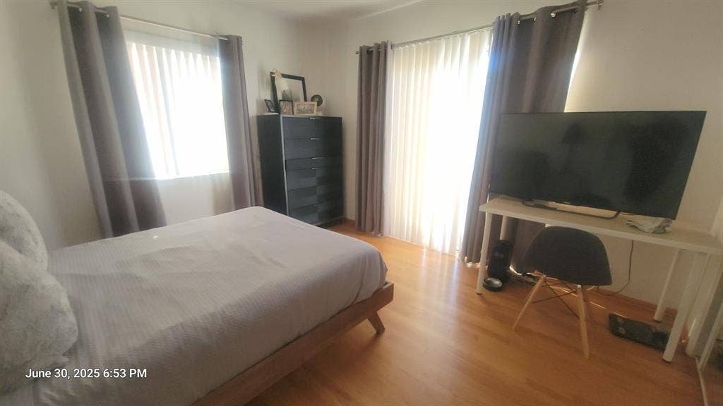 Prime Furnished Room in Encino