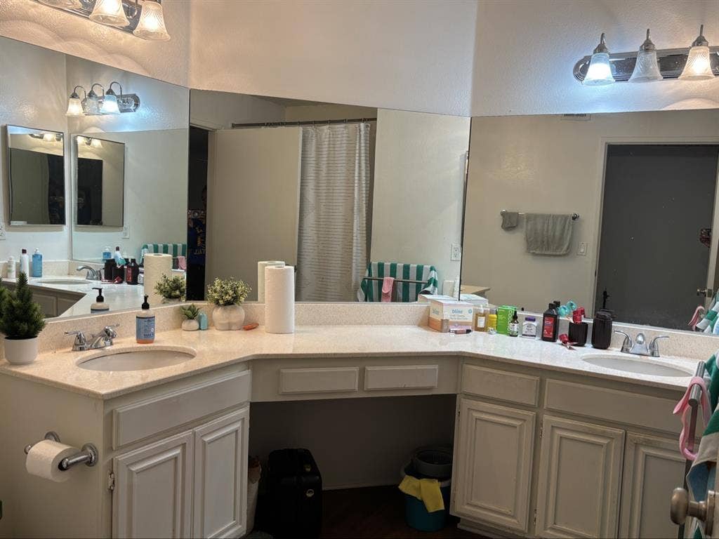 Spacious Room with Large Bathroom