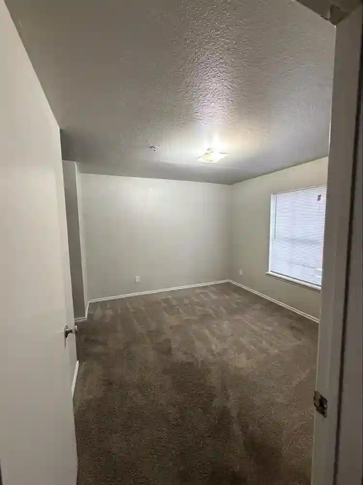 *MASTER BEDROOM AVAILABLE NOW*