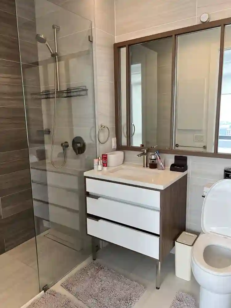 Looking for a roommate for a month